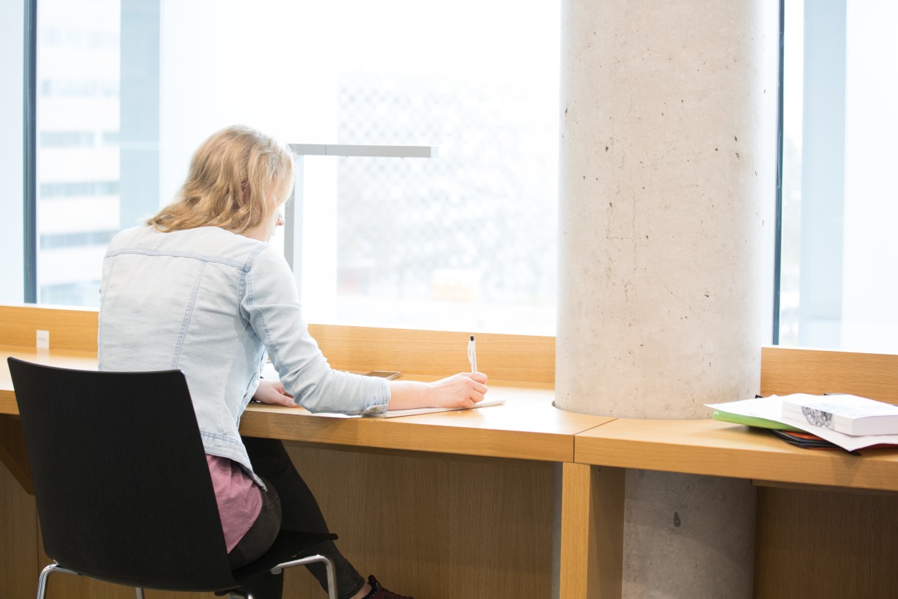 Studentin lernt in der ULB an der Lichtwiese